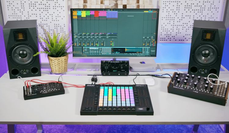 akai-model-apc64-ableton-live-controller-black-_0007.jpg
