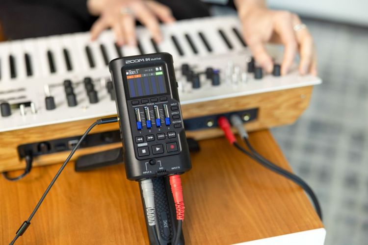digital-recorcder-zoom-model-r4-hand-recorder-blac_0004.jpg