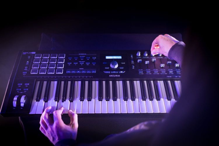 contr_leur-de-clavier-usb-midi-arturia-modele-keyl_0003.jpg