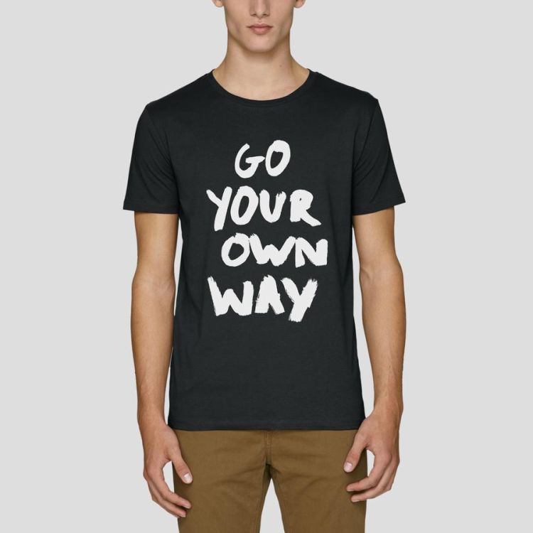 t-shirt-l-go-your-own-way-schwarz-marcus-kraft-100_0002.jpg